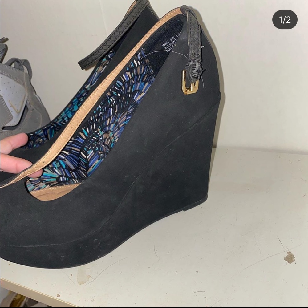 Black wedges